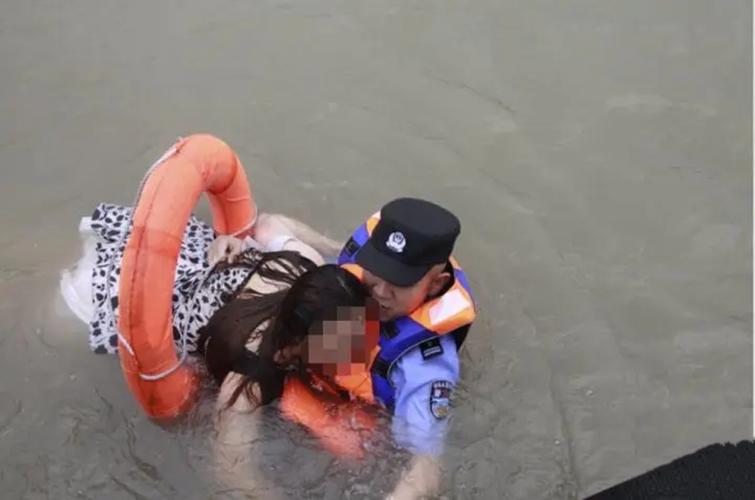 夫妻用竹竿救落水者，夫妻用竹竿救落水者视频