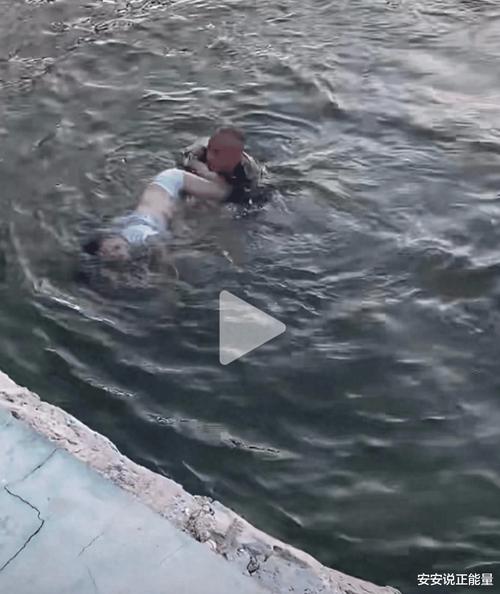 3人跳水救落水幼童，跳水救三个女孩