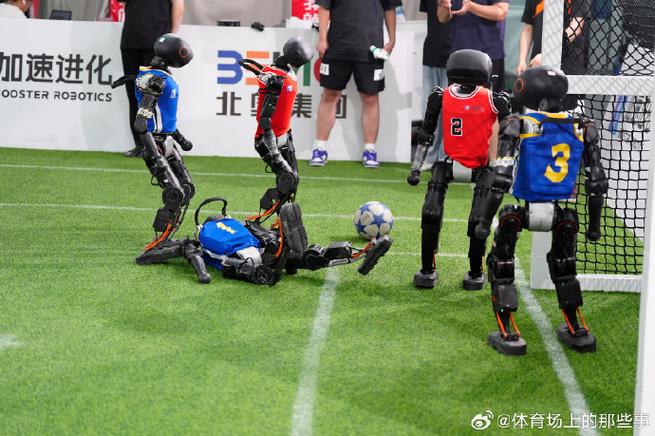 机器人踹工程师一脚，机器人踢人