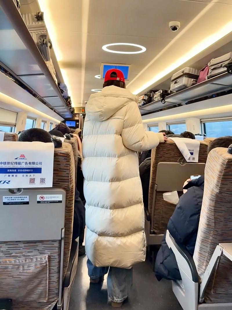 乘车时羽绒服突爆炸，羽绒服坐爆