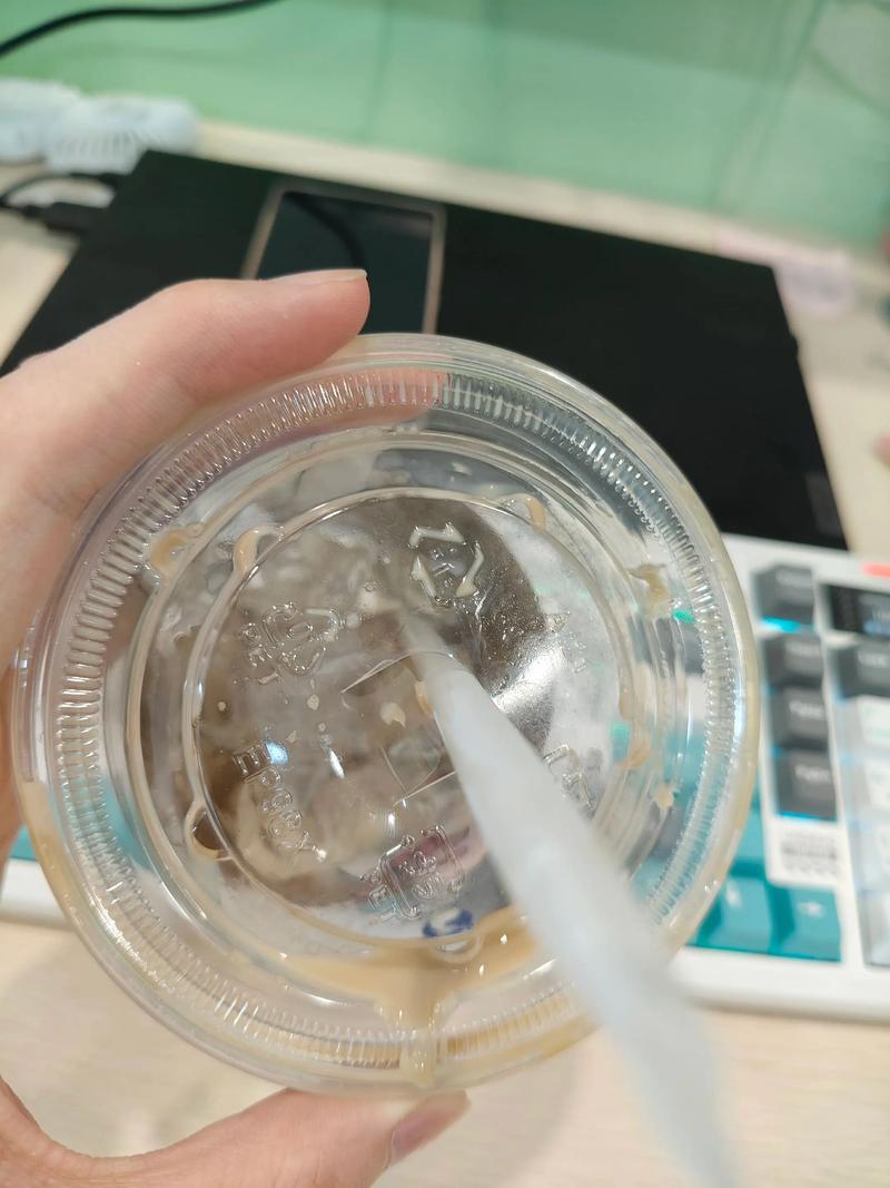 瑞幸店员徒手捏冰块，瑞幸店员徒手捏冰块视频