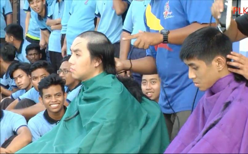 学生被按地强行理发，学生被强制剪头发