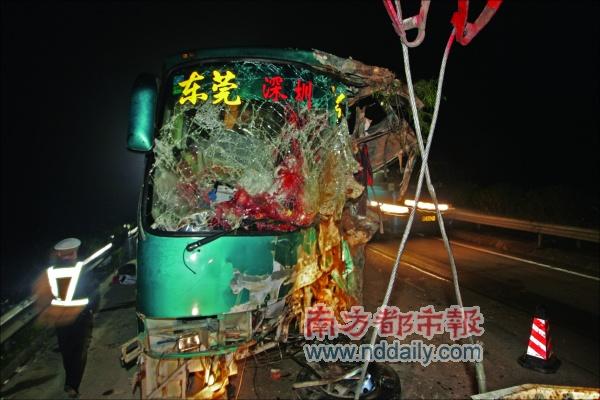 韩国大巴撞楼致4伤，韩国大巴车祸