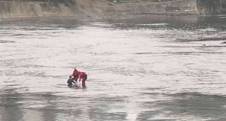 外卖小哥2次跳水救人，外卖小哥2次跳水救人视频