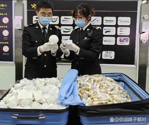 行李藏40万出境被查，警方通报行李箱藏女子案