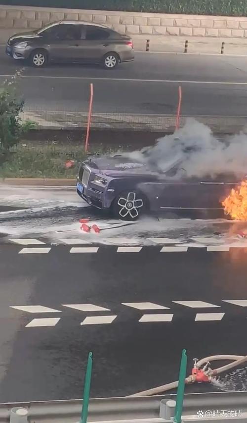 停车场燃油车起火，停车场燃油车起火怎么处理