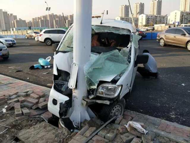 驾车失控撞路灯死亡，驾车失控撞路灯死亡赔偿