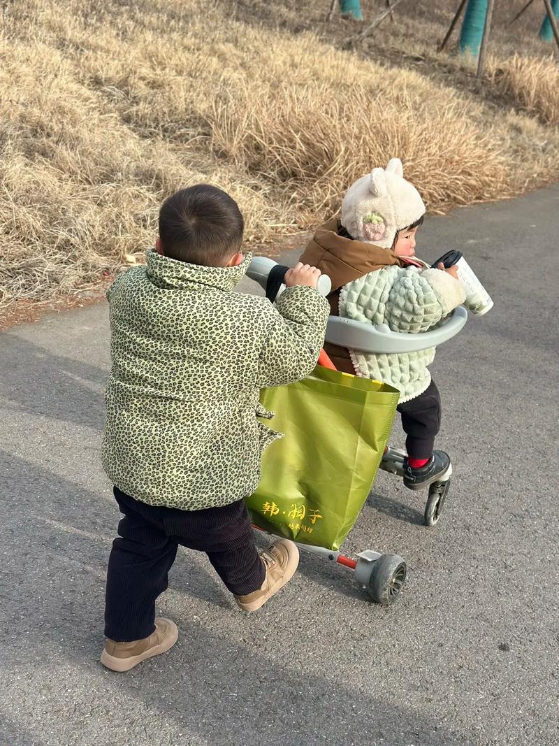 带3娃赶火车丢了俩，火车上丢孩子